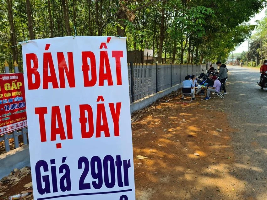 Thời gian qua nhiều người dân đổ xô đến khu vực xung quanh sân bay quân sự Téc Níc, huyện Hớn Quản tìm mua đất. Ảnh: LÊ ÁNH