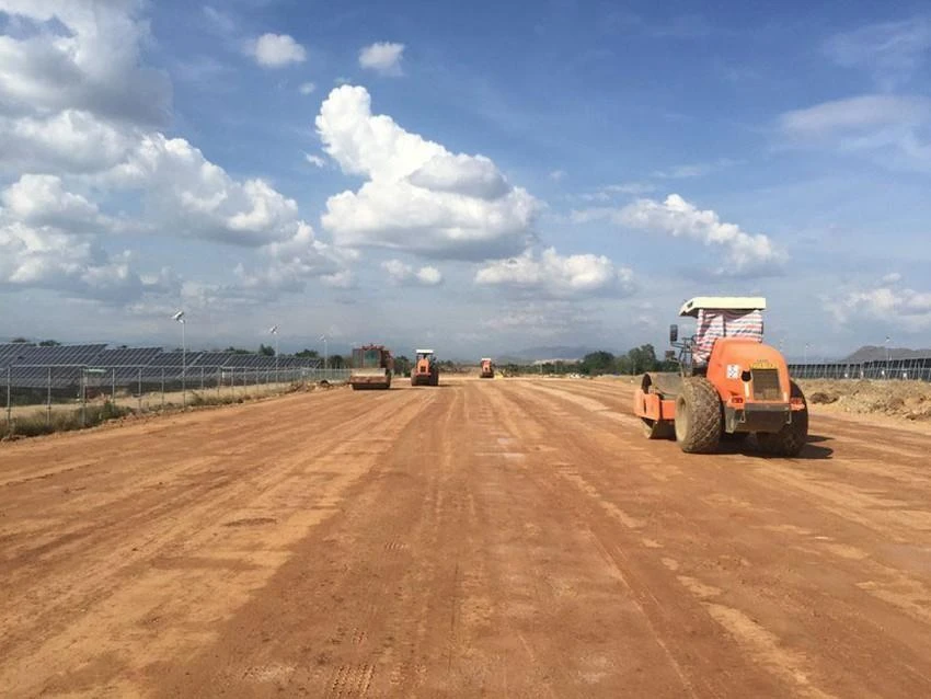 Một nhà thầu đang thực hiện thi công dự án đường bộ cao tốc Bắc - Nam. Ảnh: PLO.VN