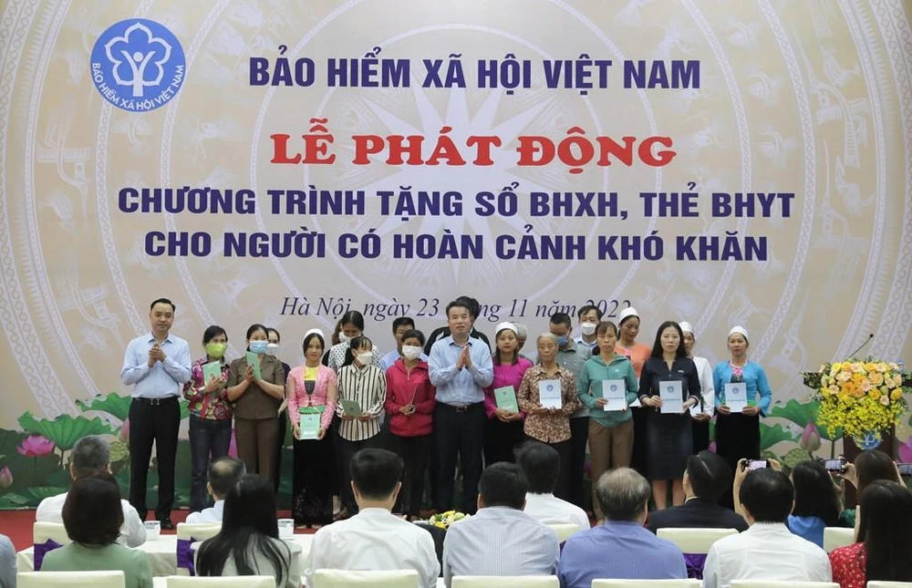 Trao tặng sổ BHXH và thẻ BHYT cho người dân có hoàn cảnh khó khăn tại điểm cầu BHXH Việt Nam. Ảnh: V.LONG