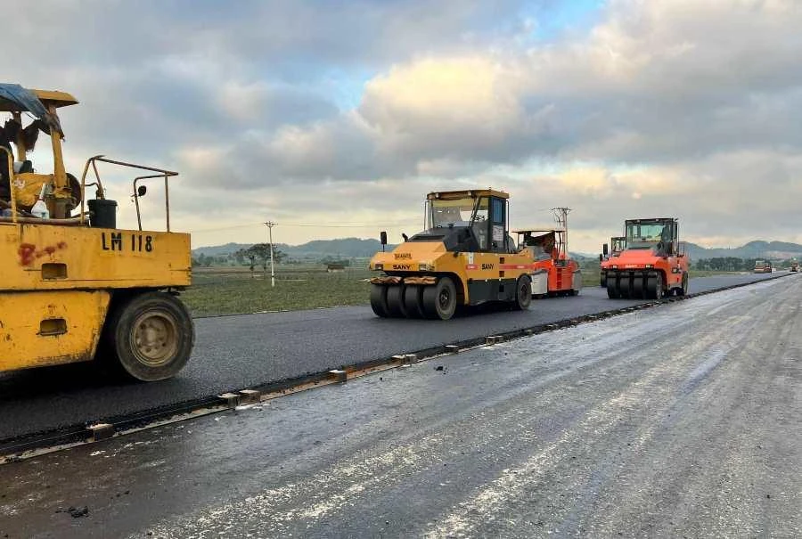 Các nhà thầu thi công dự án đường bộ cao tốc Bắc - Nam. Ảnh: V.DŨNG Các nhà thầu thi công dự án đường bộ cao tốc Bắc - Nam. Ảnh: V.DŨNG