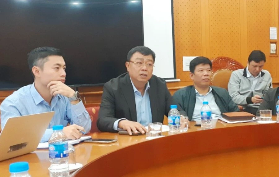 Ông Nguyễn Tô An, Phó Cục trưởng Cục Đăng kiểm Việt Nam (ngồi giữa) trao đổi với báo chí về những sai phạm của ngành thời gian qua. Ảnh: V.LONG