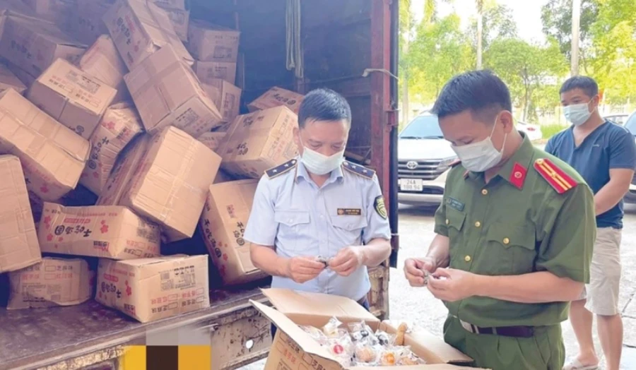 Lực lượng chức năng kiểm tra hàng giả. Ảnh: BCA