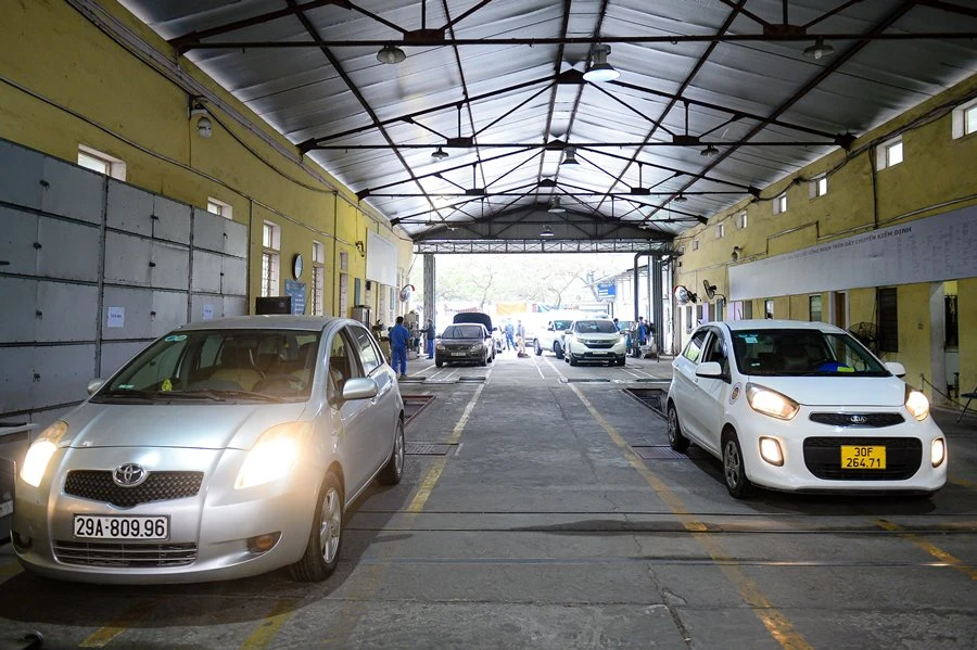 Ùn tắc tại các trung tâm đăng kiểm có khả năng sẽ tiếp tục xảy ra. Ảnh: PHI HÙNG