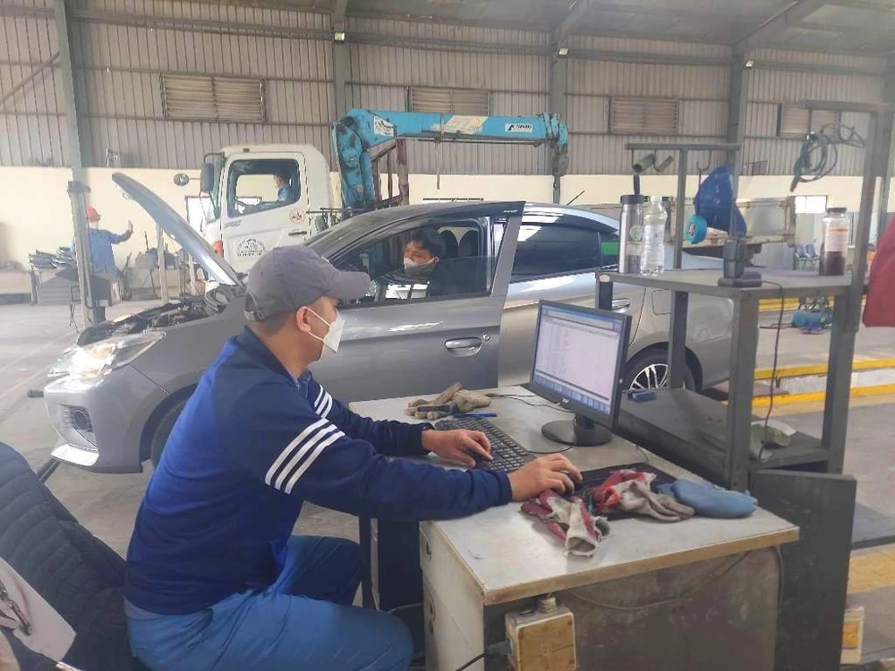 Số lượng các trung tâm đăng kiểm đang dần được khôi phục sau khi có sự tham gia của đăng kiểm viên quân đội, công an. Ảnh: V.LONG