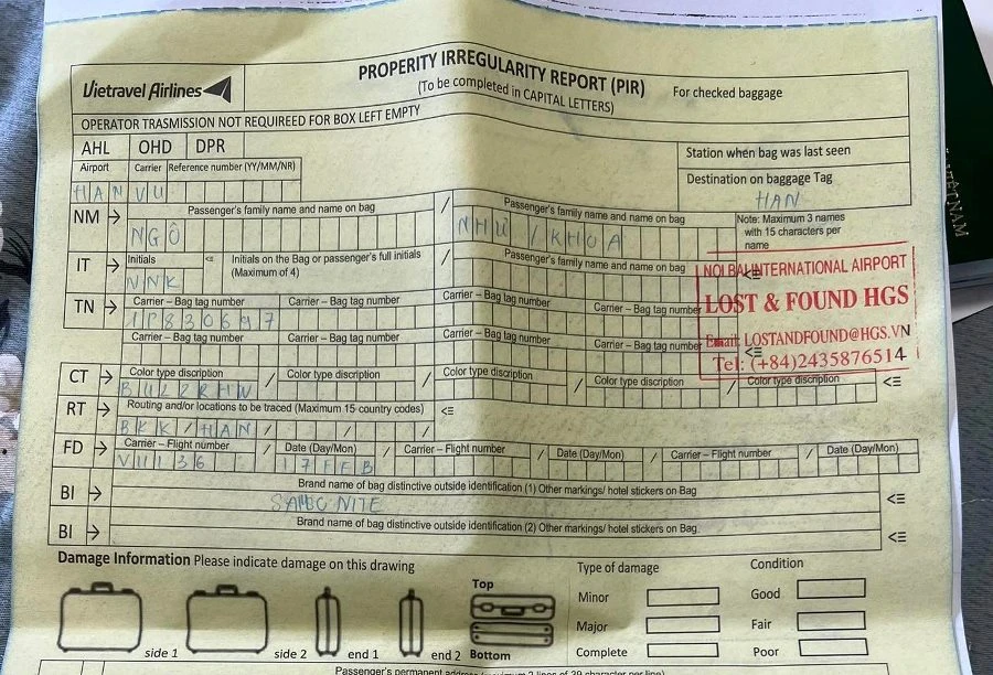 Hành khách khai thông tin mất hành lý. Ảnh: N.HUY