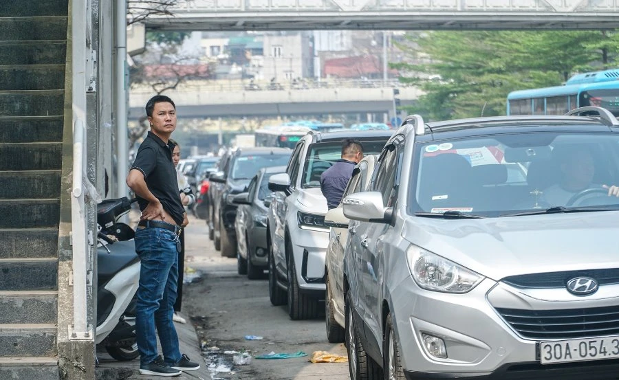 Hàng xe nối dài và sự chờ đợi mệt mỏi của các chủ xe. Ảnh: PHI HÙNG