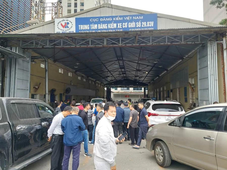 Người dân bức xúc vì sắp đến lượt được đăng kiểm xe thì trung tâm thông báo đóng cửa. Ảnh: V.LONG