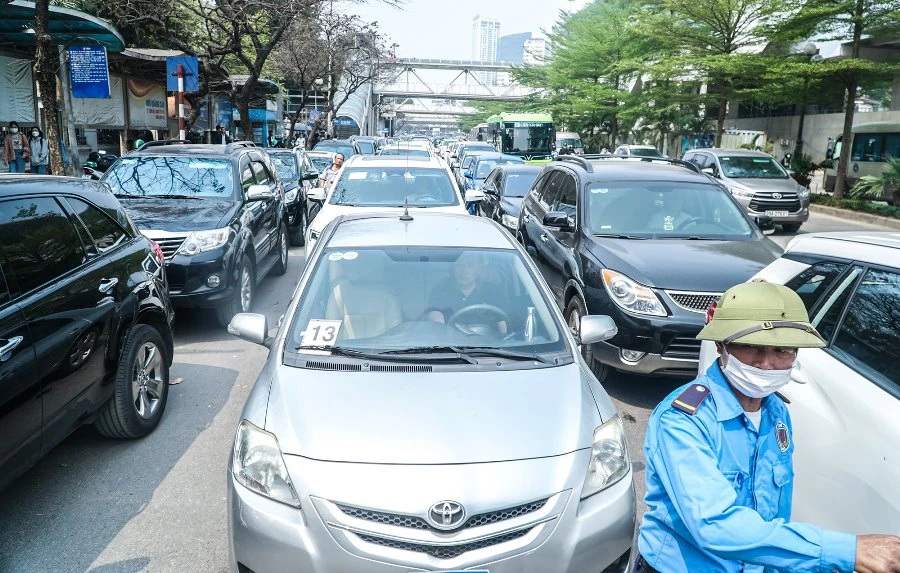 Tình trạng ùn tắc các trung tâm đăng kiểm. Ảnh: PHI HÙNG