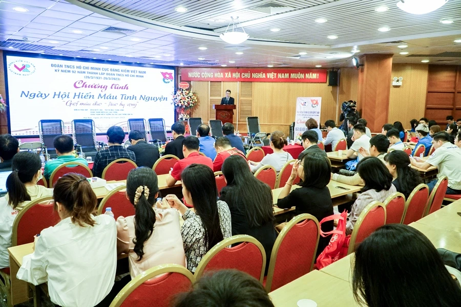 Thanh niên ngành đăng kiểm bày tỏ sự đồng lòng trong việc đẩy lùi tiêu cực. Ảnh: VL