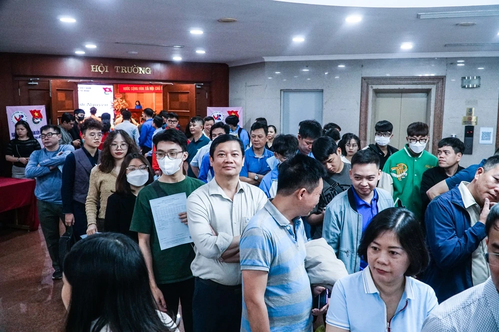 Thanh niên ngành đăng kiểm xếp hàng dài chờ hiến máu.