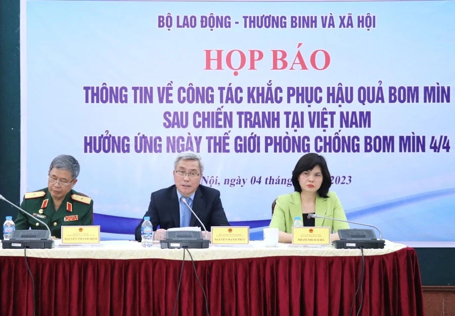 Ông Nguyễn Hạnh Phúc thông tin về hoạt động khắc phục hậu quả bom mìn. Ảnh: V.LONG