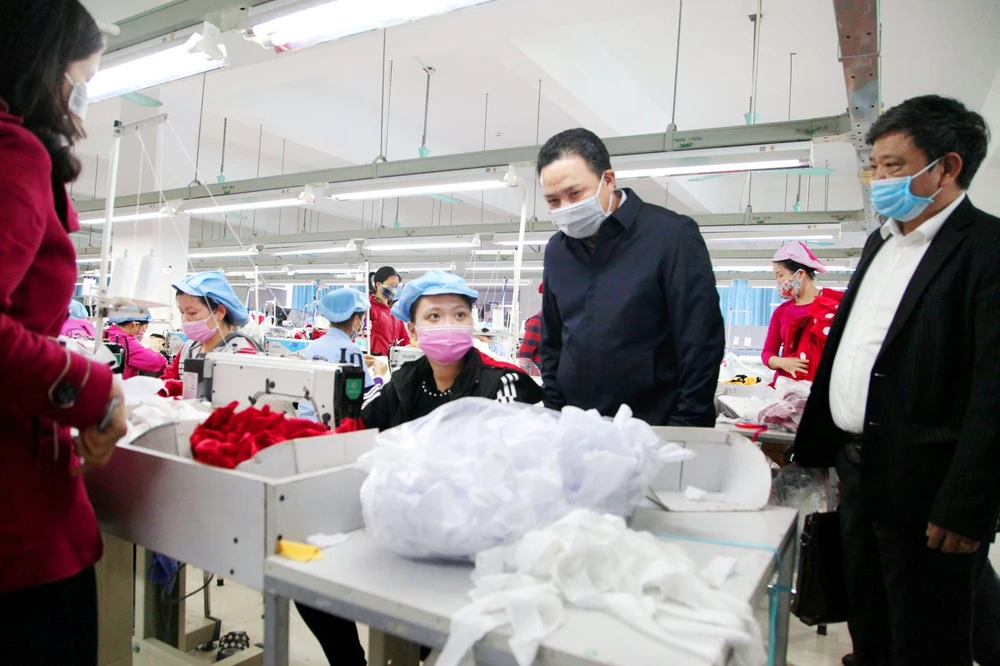 Người lao động làm việc tại một doanh nghiệp may. Ảnh: V.LONG