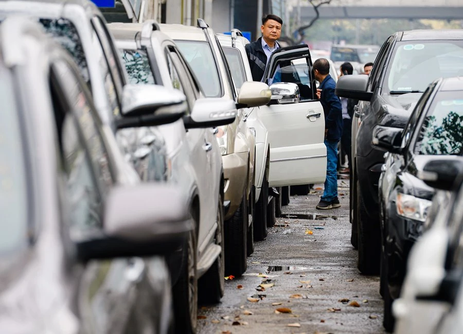 Người dân xếp hàng dài chờ đăng kiểm. Ảnh: P.HÙNG