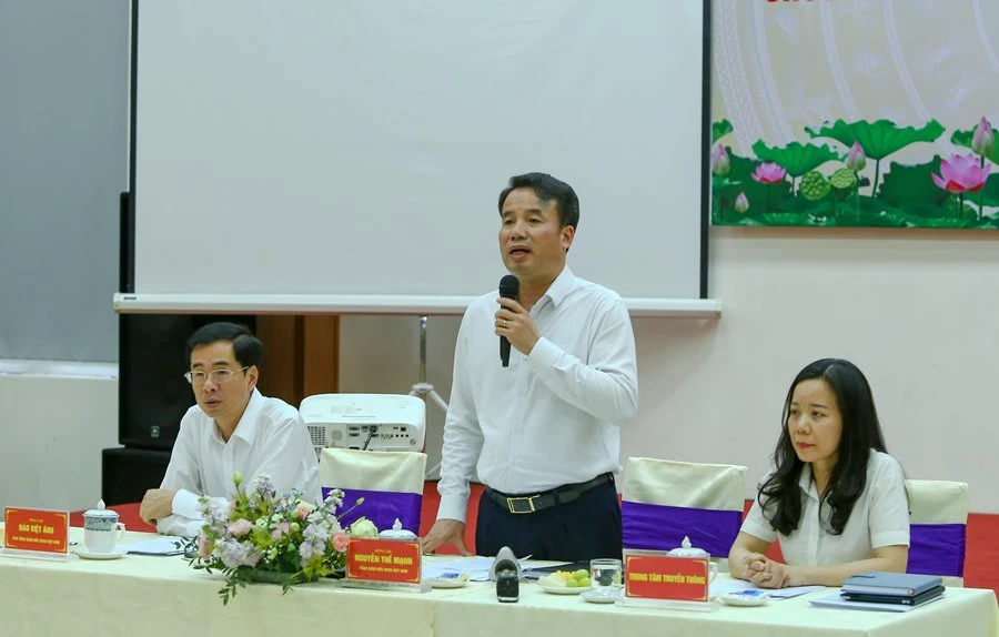 Tổng Giám đốc BHXH Việt Nam Nguyễn Thế Mạnh trao đổi thông tin với báo chí. Ảnh: V.LONG