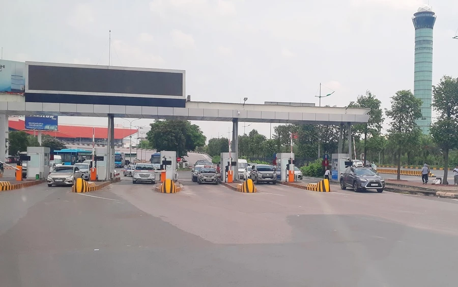 Trạm thu phí ở sân bay Nội Bài. Ảnh: V.LONG