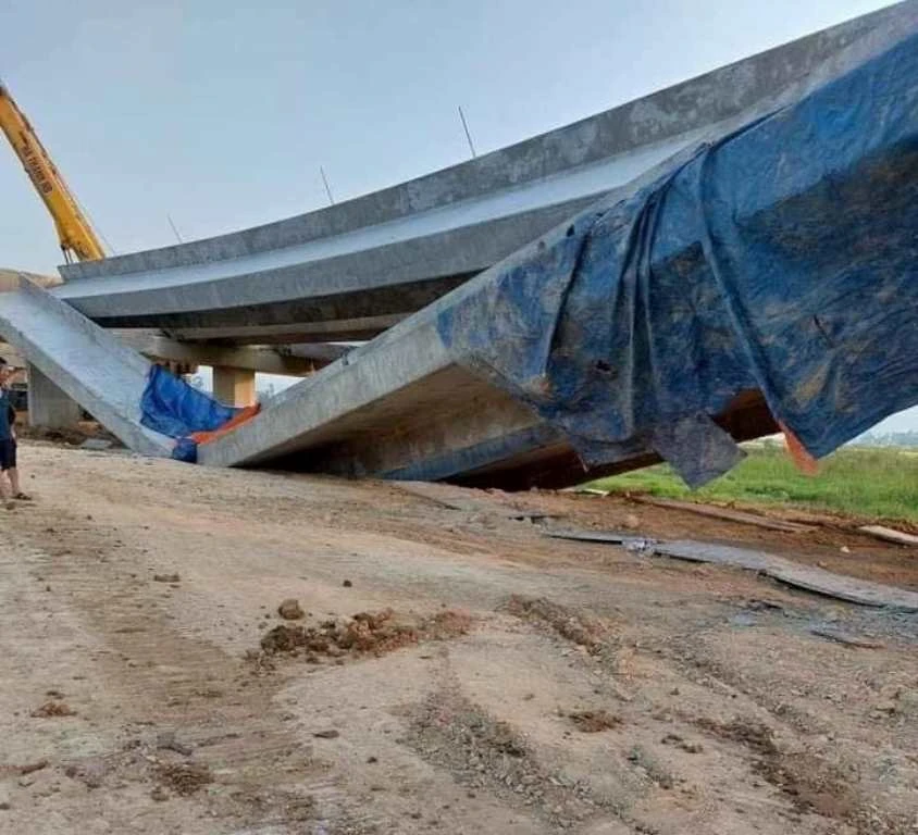 Hiện trường vụ sập dầm cầu ở dự án Diễn Châu - Bãi Vọt.