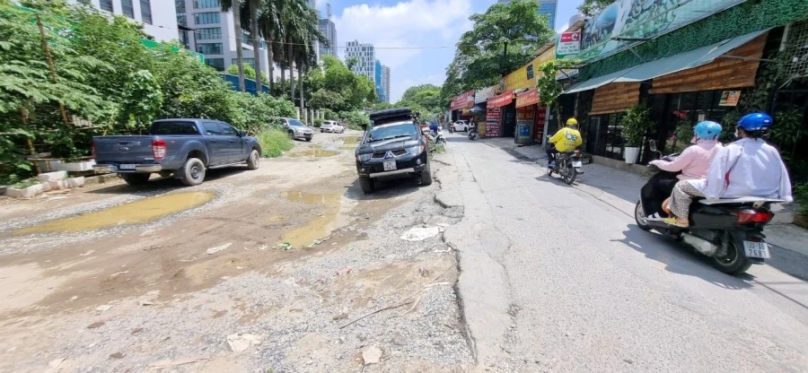 Mỗi khi trời mưa lớn đường lại ngập nước. Ảnh: V.LONG