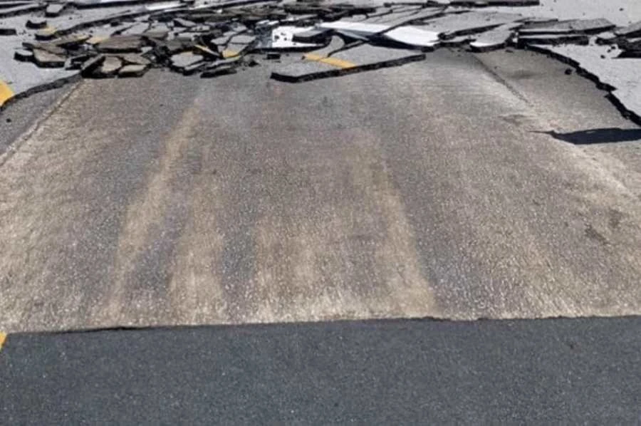 Hiện trường sự cố ở đường băng sân bay Vinh bị bong bật.