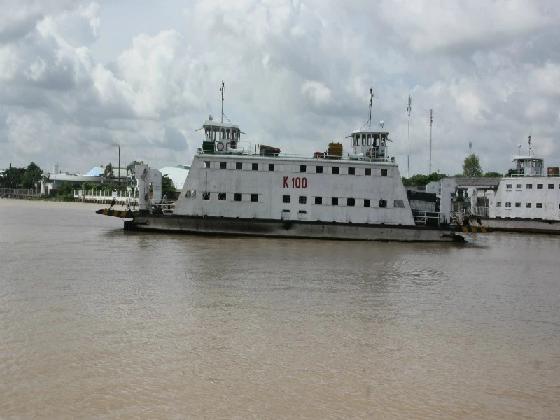 Phà Đình Khao nối hai tỉnh Vĩnh Long và Bến Tre. Ảnh: PLO.VN