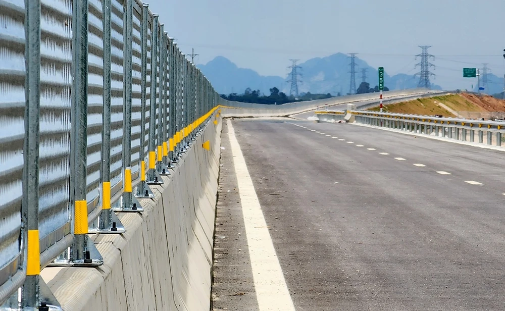 Hệ thống an toàn trên toàn tuyến đã được lắp đặt và được Hội đồng kiểm tra Nhà nước về công tác nghiệm thu công trình xây dựng thông qua. Ảnh: Đặng Trung