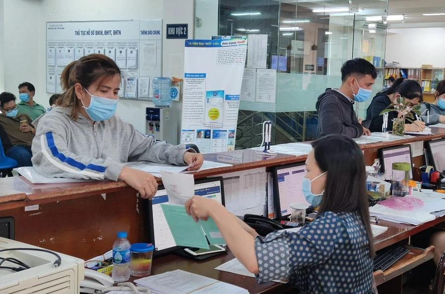 Hiện hàng triệu dữ liệu giấy khám sức khỏe lái xe đã được liên thông. Ảnh: Nhân viên BHXH hướng dẫn người dân giải quyết các thủ tục. Ảnh: PLO.VN