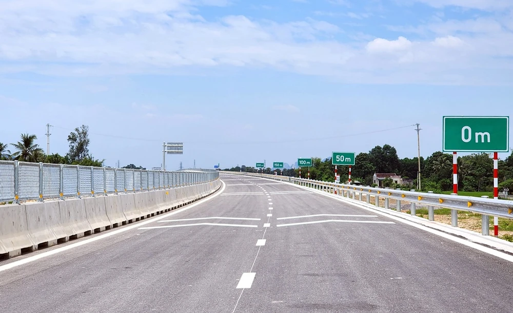 Hiện nay nhiều đoạn trên dự án đường bộ cao tốc Bắc - Nam không có làn dừng khẩn cấp.