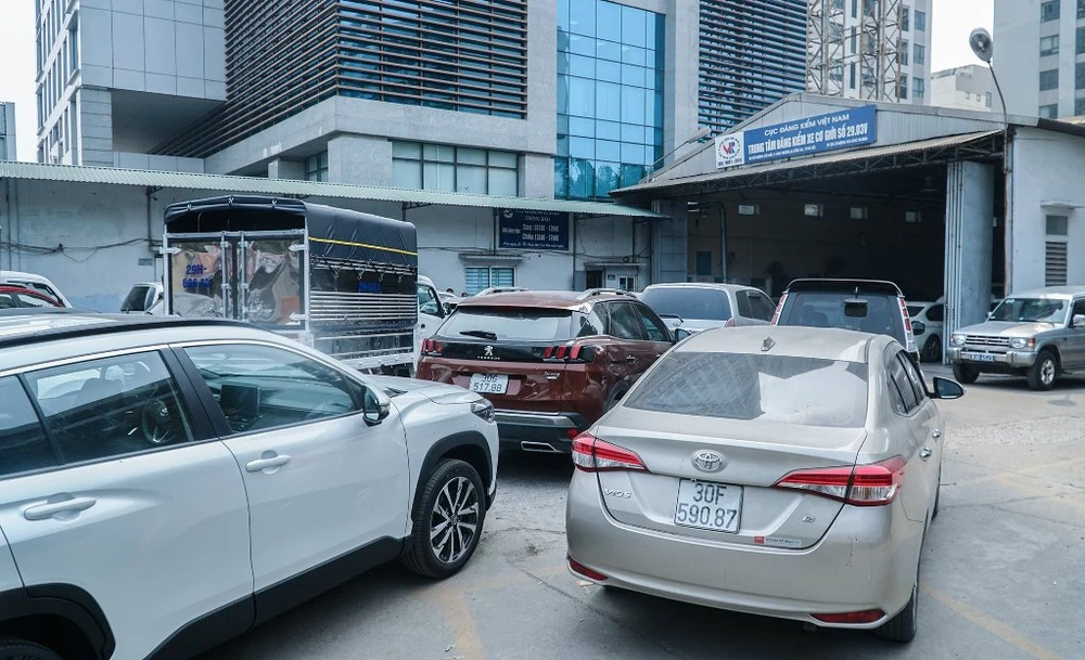 Cục Đăng kiểm yêu cầu các trung tâm đăng kiểm làm việc hết công suất để đáp ứng nhu cầu kiểm định của người dân. Ảnh: P.HÙNG