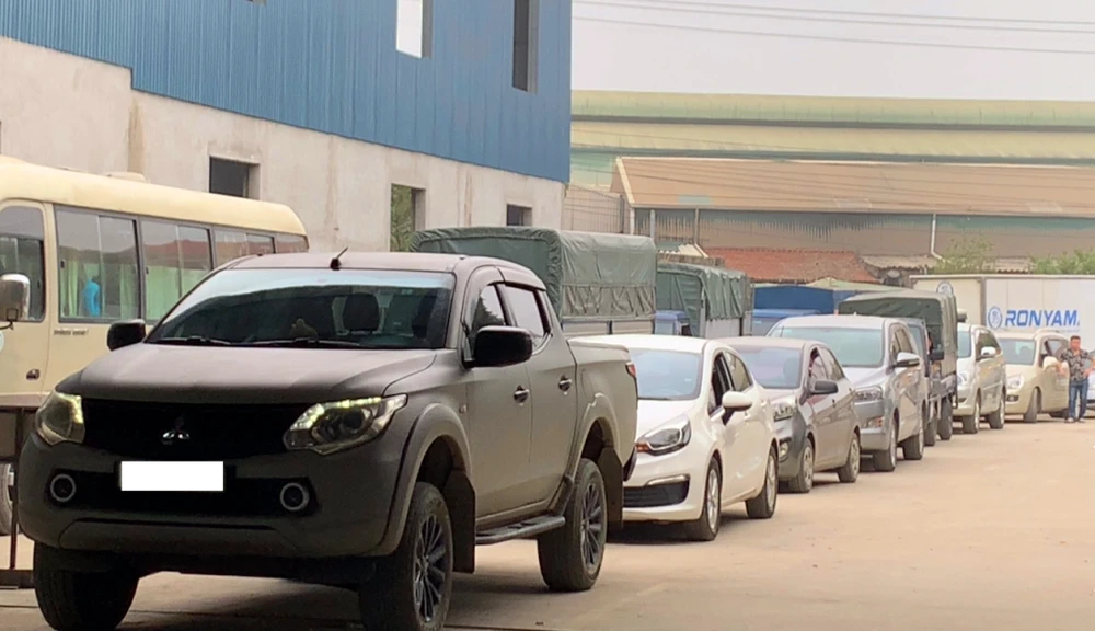 Lượng phương tiện đến các trung tâm đăng kiểm ở Hà Nội đang tăng cao. Ảnh: N.LONG