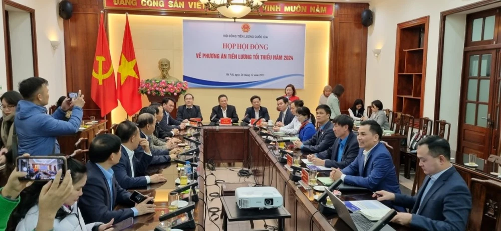 Hội đồng tiền lương quốc gia nhóm họp chốt phương án tăng lương tối thiểu vùng 2024. Ảnh: V.LONG