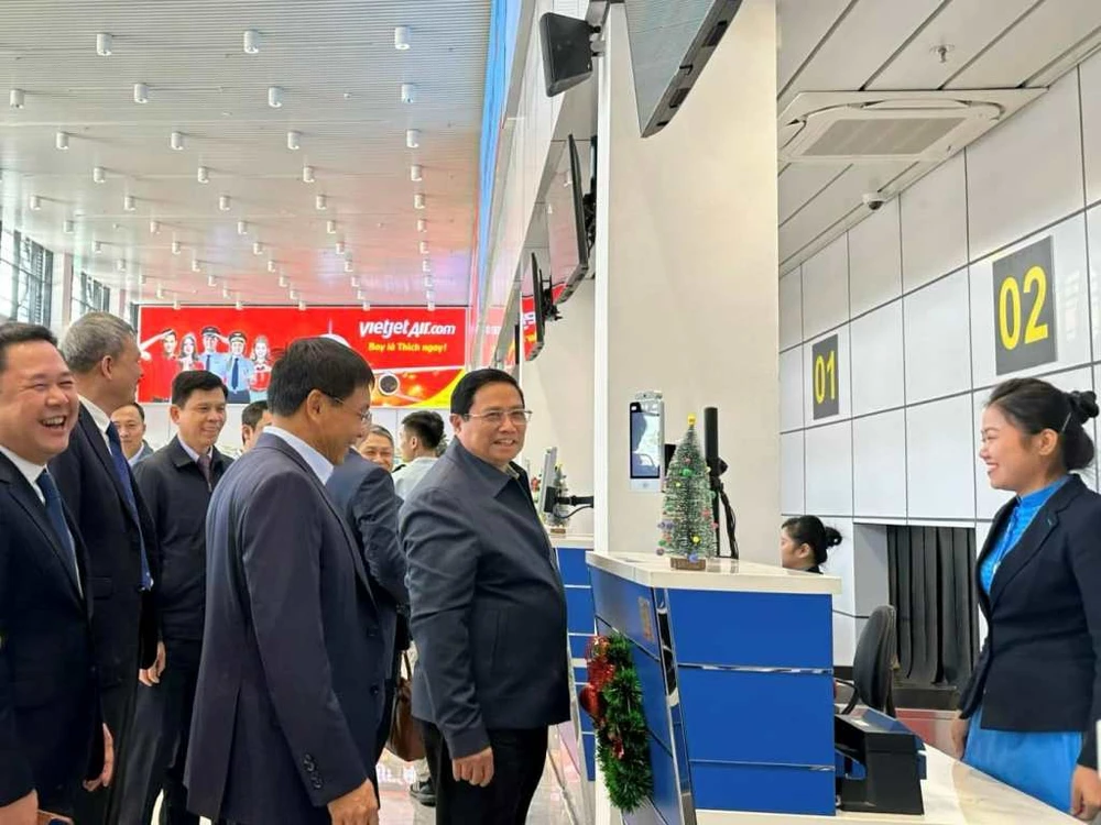 Thủ tướng thăm quan dự án sân bay Điện Biên. Ảnh: ACV