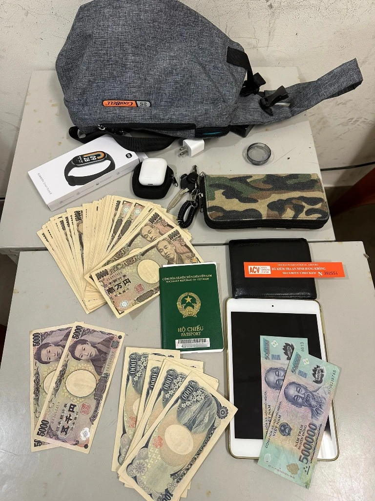 Tài sản tích lũy hai năm của hành khách bị bỏ quên ở sân bay Nội Bài.