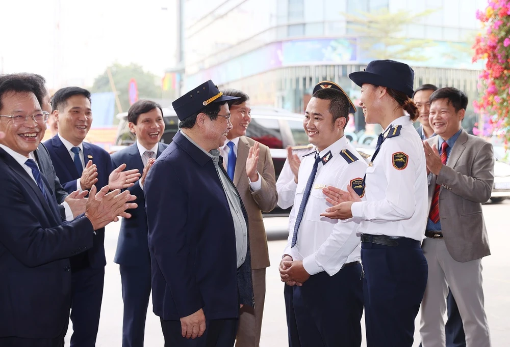 Thủ tướng hỏi thăm nhân viên ngành đường sắt.