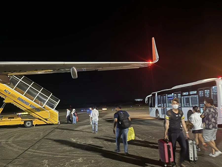 Hàng không tăng cường bay đêm để phục vụ hành khách về quê đón Tết.