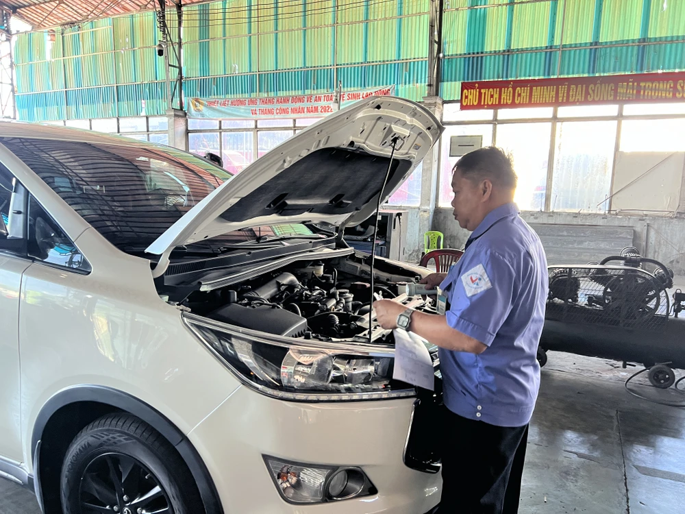 Nhân viên đăng kiểm thực hiện các bước kiểm định phương tiện. Ảnh: P.HÙNG