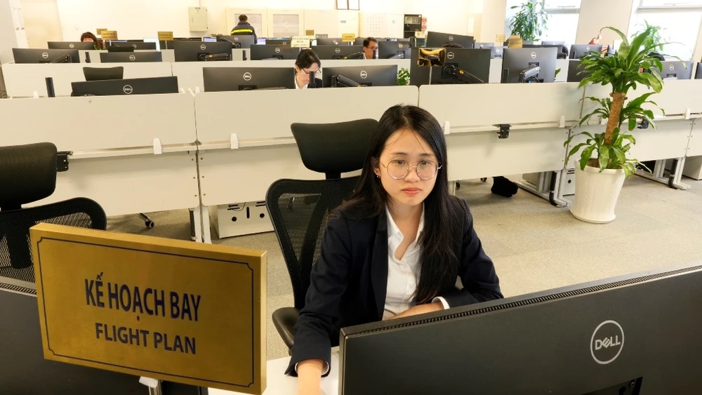 Nhân viên sân bay Nội Bài thực hiện các thao tác triển khai mô hình mới. Ảnh: T.H