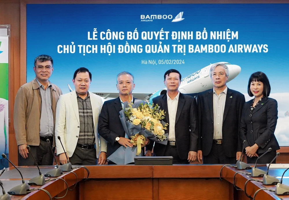 Tân Chủ tịch HĐQT Bamboo Airways Phan Đình Tuệ (thứ ba từ trái sang) nhận hoa chúc mừng từ các thành viên HĐQT và Ban Tổng giám đốc. Ảnh: V.OANH