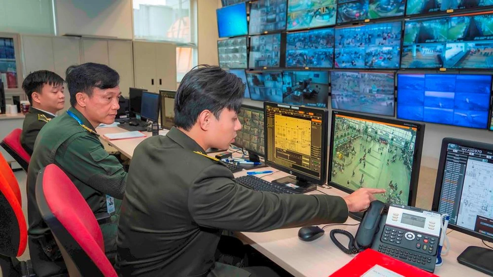 Nhân viên an ninh sân bay Nội Bài truy tìm hành khách bỏ quên ví thông qua hệ thống camera. Ảnh: V.HÀ