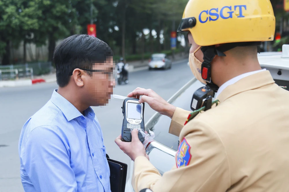 Bộ Công an kiểm tra nồng độ cồn đối với người điều khiển phương tiện. Ảnh: P.HÙNG
