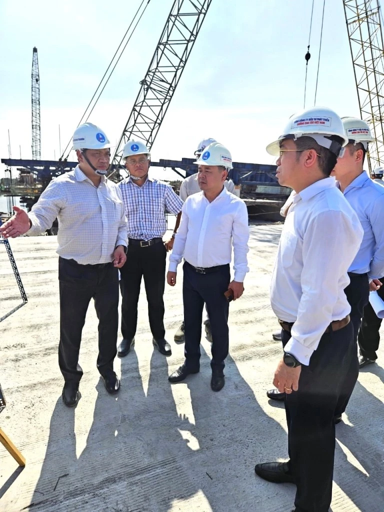 Tổng Giám đốc VEC Phạm Hồng Quang (bên trái) đang báo cáo đoàn công tác về dự án Bến Lức - Long Thành. Ảnh: N.HÂN