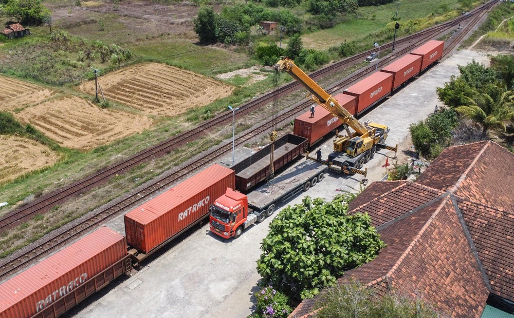 Sự cố sập hầm đường sắt khiến hàng hoá phải trung chuyển bằng đường bộ. Ảnh: XUÂN HOÁT