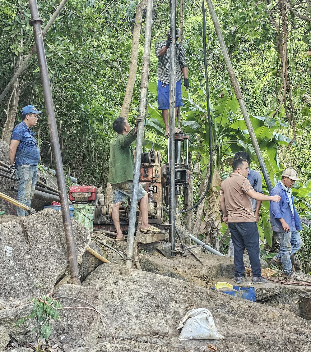 Công nhân đang sửa hầm đường sắt Bãi Gió có tuổi thọ hơn 100. Ảnh: XUÂN HOÁT
