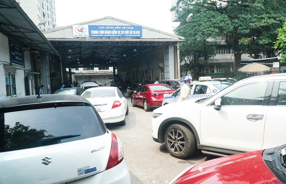 Hiện nay nhiều đăng kiểm viên bị khởi tố nhưng được tại ngoại đang làm việc trong các dây chuyền đăng kiểm. Ảnh: V.LONG