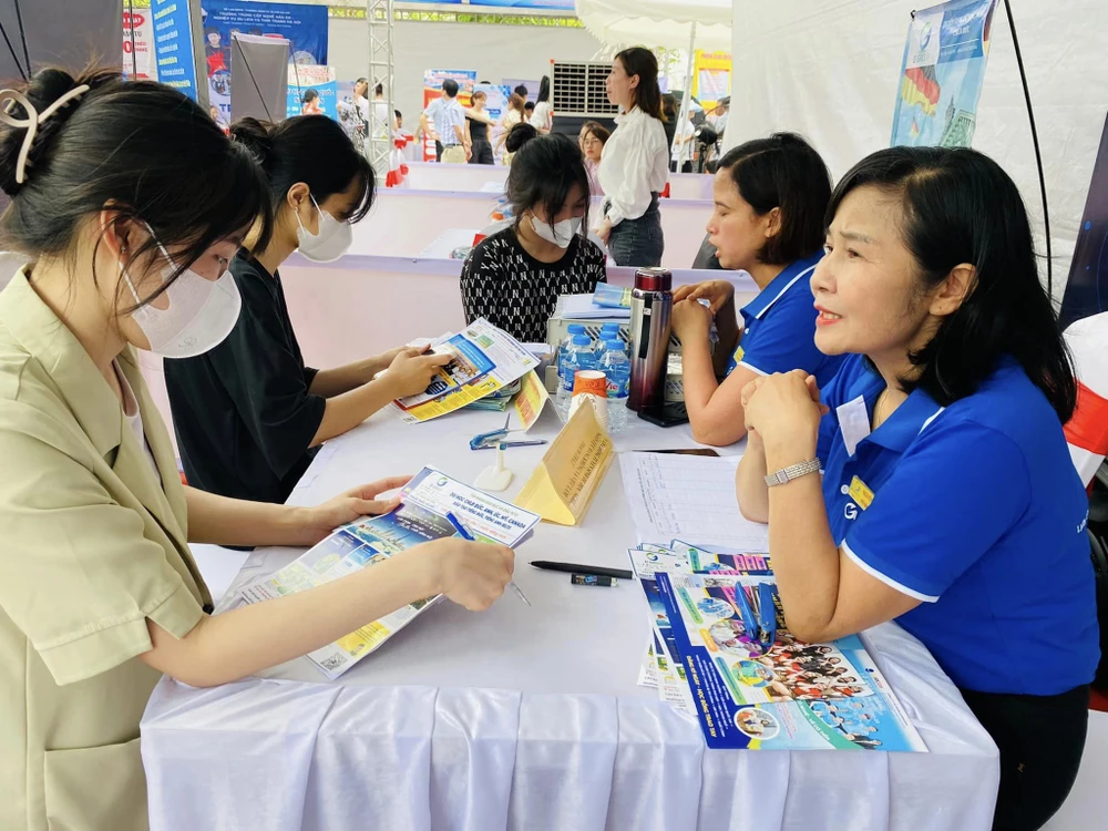 Đại diện NLĐ đề xuất cho người lao động được nhận lại tiền đóng vào quỹ bảo hiểm thất nghiệp. Ảnh: TTDVVL