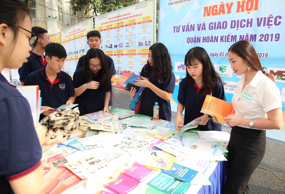 Người lao động vừa hưởng trợ cấp thất nghiệp vừa tìm kiếm việc làm. Ảnh: P.PHONG