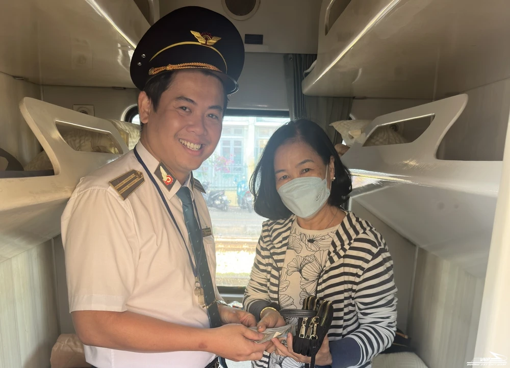 Trả lại điện thoại và tiền mặt cho khách.