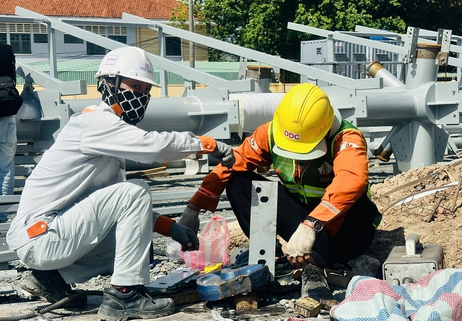 Công nhân thi công dự án nhà ga T3 sân bay Tân Sơn Nhất. Ảnh: P.ĐIỀN