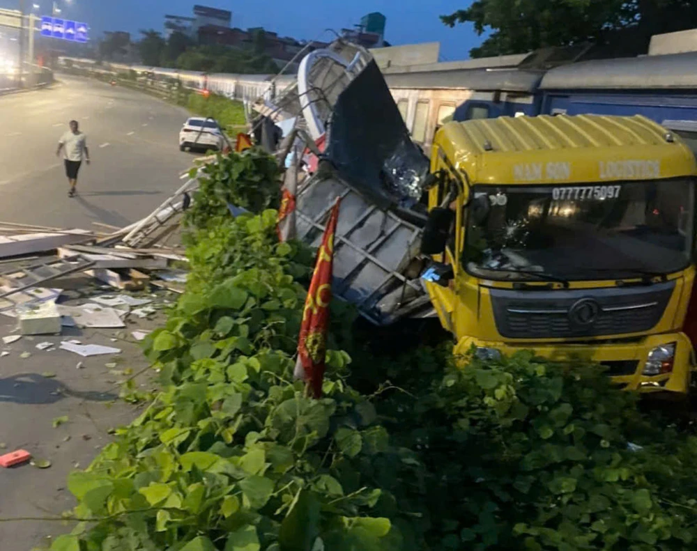 Tàu hoả va chạm với ô tô