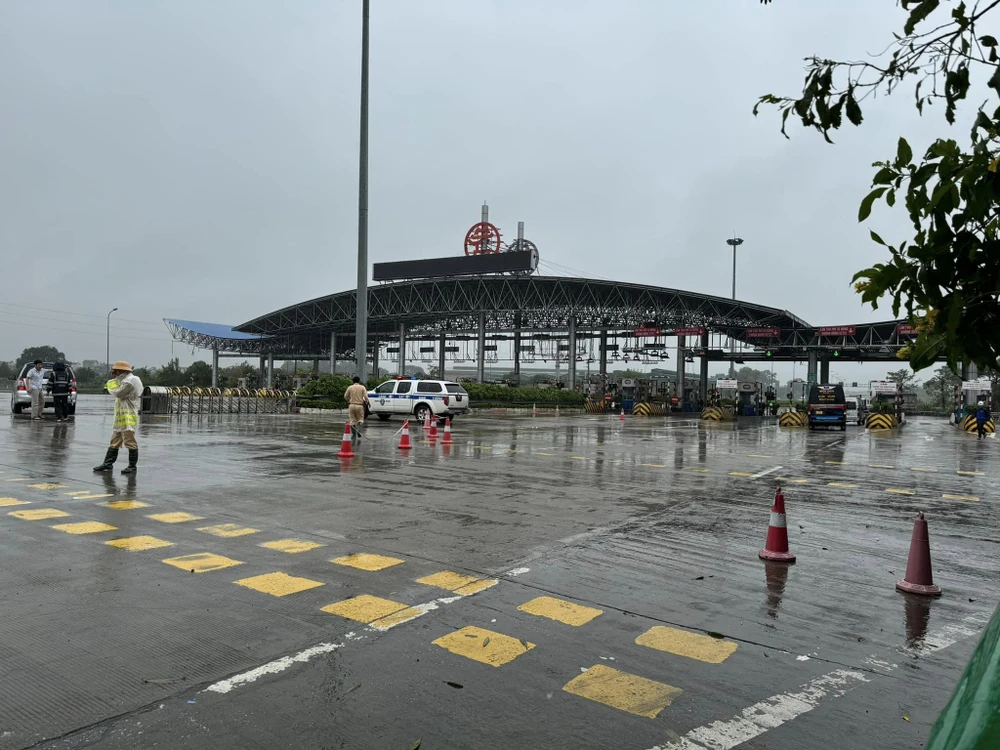 Hiện lực lượng chức năng đang điều tiết giao thông trên cao tốc Pháp Vân - Cầu Giẽ.