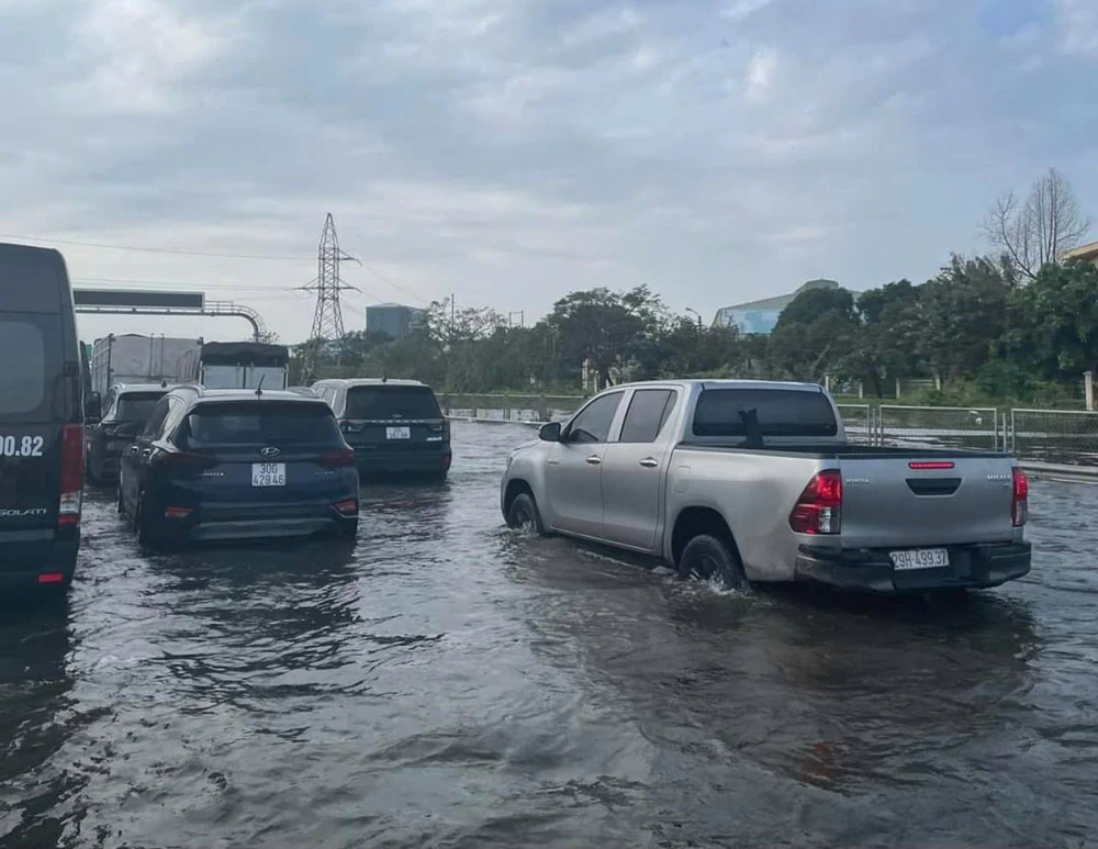 Sáng 13-9, cao tốc Pháp Vân - Cầu Giẽ vẫn còn ngập. Ảnh: CVT