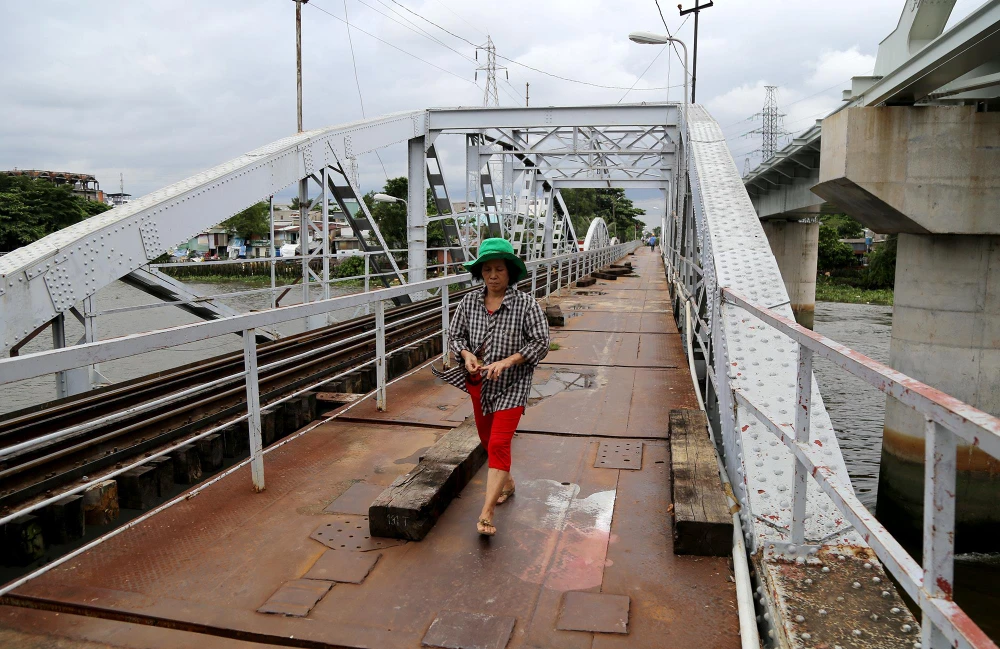 Cầu đường sắt Bình Lợi. Ảnh: H.GIANG